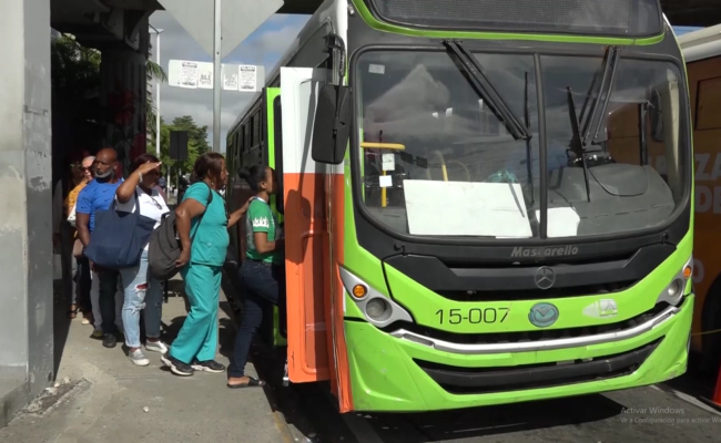 Motoconchistas “gritan” por servicio gratuito de OMSA entre quejas de usuarios que “duramos dos horas en camino” y el llamado a prudencia de OPRET por suspensión parcial del Metro