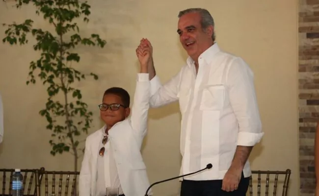 Presidente Abinader sostiene encuentro con más de 300 jóvenes de Azua; escucha sus inquietudes y presenta oportunidades de desarrollo