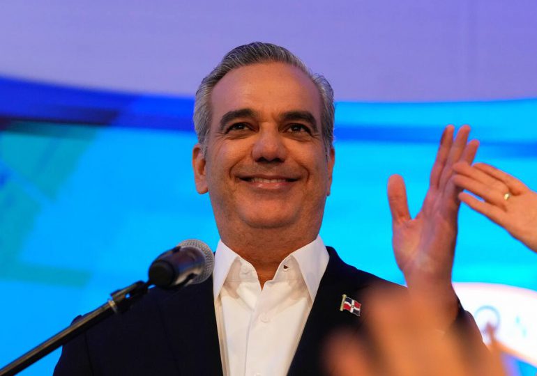 Presidente Abinader encabezará entrega de títulos hoy, en el día de su cumpleaños