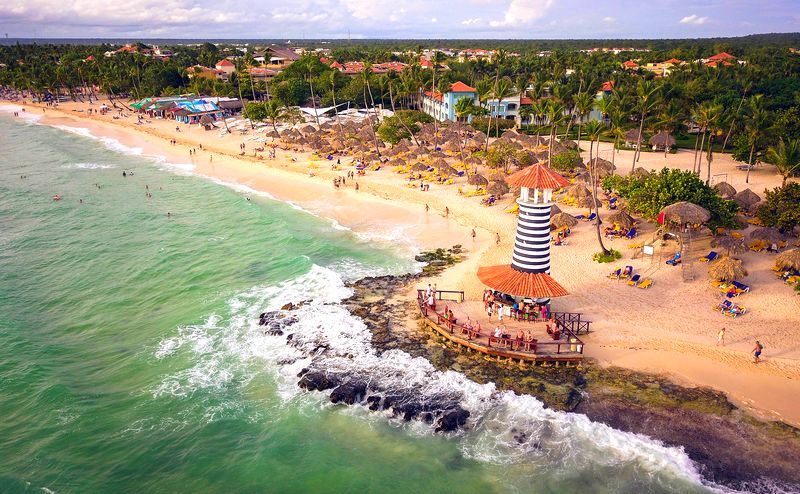 Turistas optan por hoteles de Bayahíbe al estar “libre de sargazo”