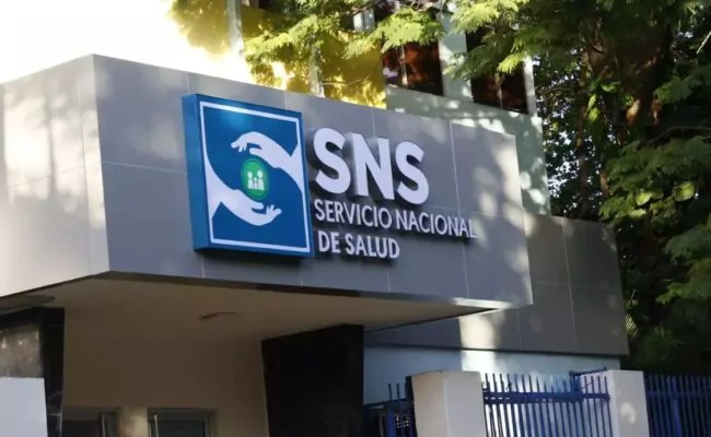 Médicos recibirán aumento salarial este mes, informa el Servicio Nacional de Salud