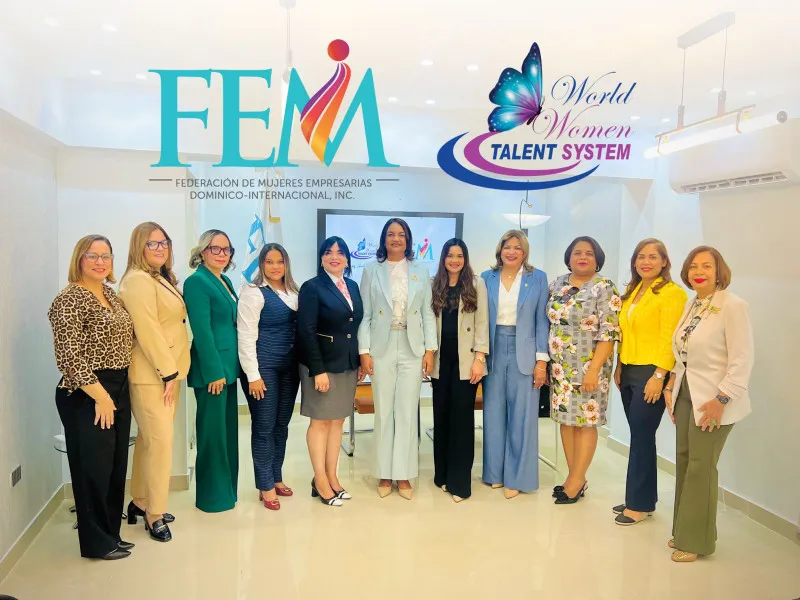 FEM y WWTS Firman Alianza Estratégica para Potenciar el Liderazgo Femenino y la Sororidad Santo Domingo, agosto de 2025 – La Federación de Mujeres Empresarias Domínico-Internacional (FEM) y la organización global World Women Talent System (WWTS) han formalizado una alianza orientada a empoderar a las mujeres y facilitar su participación plena en el desarrollo económico y social del país. La iniciativa se implementará mediante la campaña “Mujeres Unidas en Sororidad”, que busca fomentar comunidades de apoyo mutuo, colaboración y crecimiento conjunto. Diario Libre Objetivos y alcances del convenio Generar espacios de soporte y educación continua que inspiren una visión de vida más positiva y plena para sus participantes. Promover actividades y proyectos conjuntos entre ambas entidades, con presencia activa en sus respectivas plataformas y canales de comunicación. Impulsar la visibilidad de estas campañas mediante redes sociales y otros medios, reforzando la difusión del mensaje de liderazgo y sororidad femenina. PRODU Sostenible +11 Listín Diario +11 Diario Libre +11 INFORMA LO REAL Voces del liderazgo Rossy Escotto Minaya, presidenta de FEM, afirmó que esta asociación es más que un compromiso institucional; “es la unión de voluntades para empoderar más mujeres, generar oportunidades de desarrollo y proyectar el talento femenino más allá de nuestras fronteras”. Listín Diario +7 Listín Diario +7 diariohispaniola.com +7 Angela Howell, presidenta de WWTS, destacó que este acuerdo se enmarca dentro del VI Congreso WWTS‑RD 2025 y del lanzamiento del “Pacto de Sororidad”, y agregó: “Cuando las mujeres unimos fuerzas, multiplicamos nuestro impacto. No se trata solo de abrir puertas, sino de construirlas juntas, con una visión donde el liderazgo femenino sea parte natural del progreso social y económico”. Listín Diario +6 Listín Diario +6 diariohispaniola.com +6