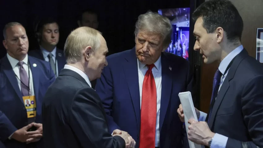 Imágenes inéditas revelan la cercanía entre Putin y Trump en la cumbre de Alaska