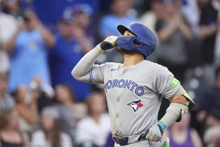 Bichette sacude dos jonrones y empuja seis carreras en abultada victoria de los Azulejos 15-1 sobre los Rockies