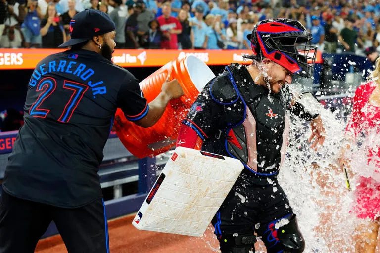 Alejandro Kirk Lidera Remontada de los Blue Jays con Jonrón y Sencillo Clave para Vencer 6-5 a los Rangers
