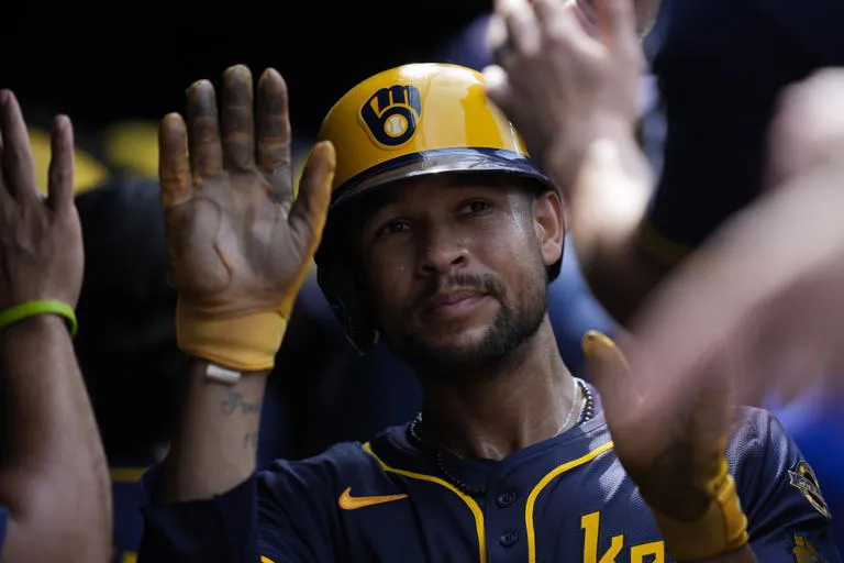 Peralta Brilla: Cerveceros Derrotan 7-0 a los Cubs con Juego Aplazado por Lluvia