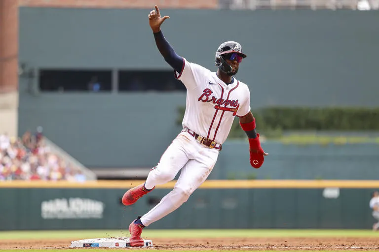 Bravos Ganan 7-1 a Marlins con Jonrón de Harris y Pitching Sólido de Waldrep, mientras una Mujer Marca Historia como Umpire en MLB
