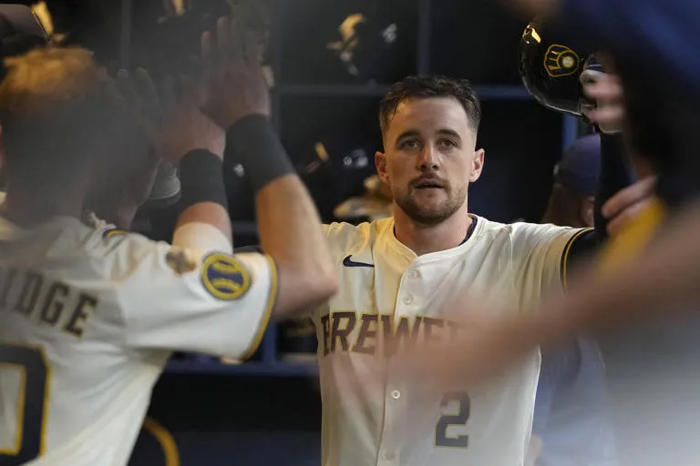 Jonrón de Turang al Inicio Impulsa a los Cerveceros a su 10ª Victoria Consecutiva