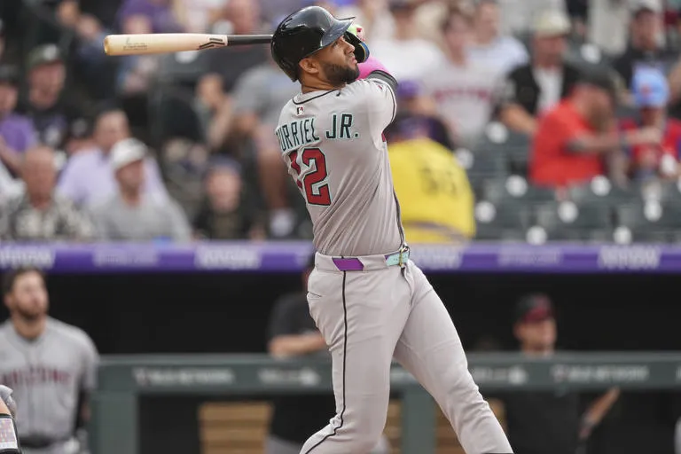 Gurriel y Rodríguez Impulsan a unos Renovados Diamondbacks hacia Victoria 8-2 sobre los Rockies