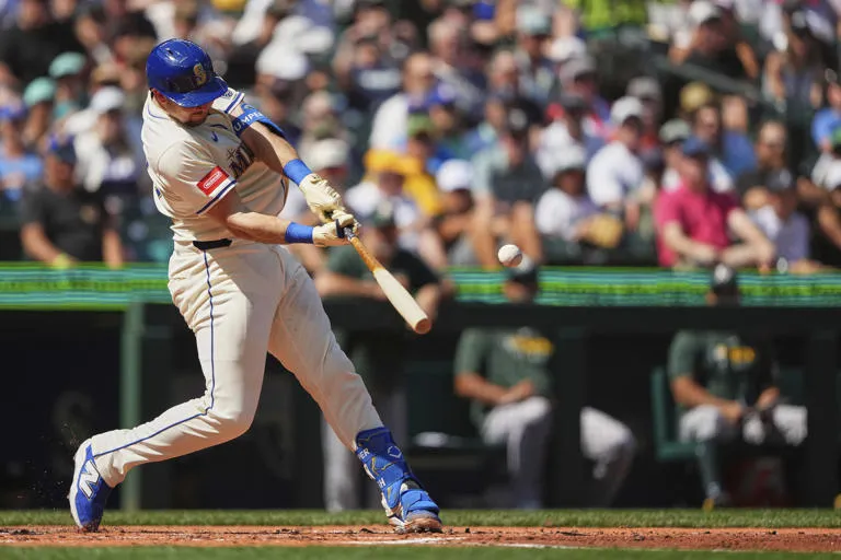 Cal Raleigh batea dos jonrones históricos y coloca a los Mariners arriba 11-4 sobre los Athletics