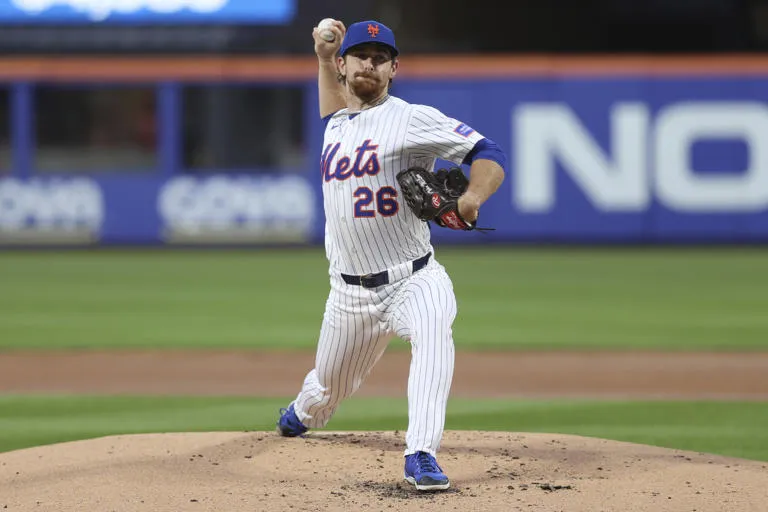 Nolan McLean brilla: lanza ocho entradas sin permitir anotaciones y los Mets barren a los Filis