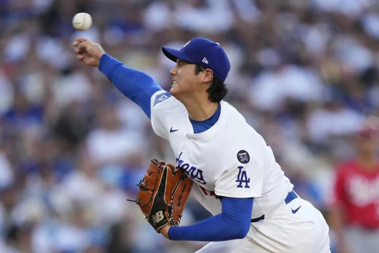 Shohei Ohtani consigue su primera victoria como lanzador de los Dodgers: poncha a nueve y lidera la barrida contra los Rojos