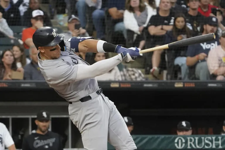 Judge conecta su 42.º jonrón y Bellinger rompe el empate para que Yankees venzan 5-3 a los White Sox en 11 entradas