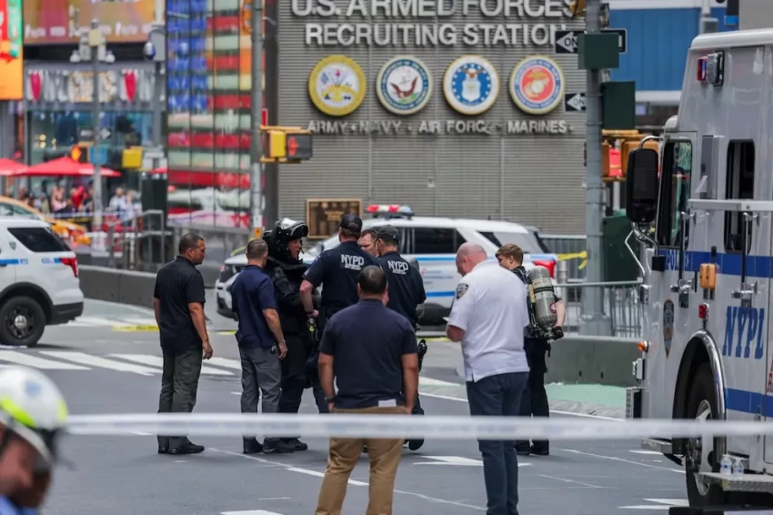 Evacúan Times Square por alarma de paquete sospechoso; investigación activa en curso
