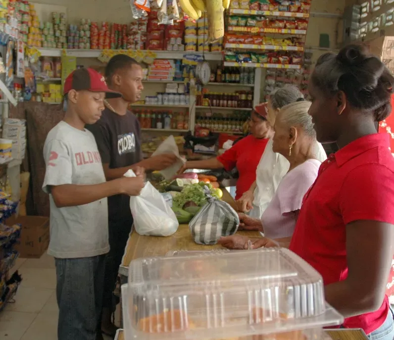 Miles de colmados en riesgo de desaparecer por altos costos operativos, según comerciantes