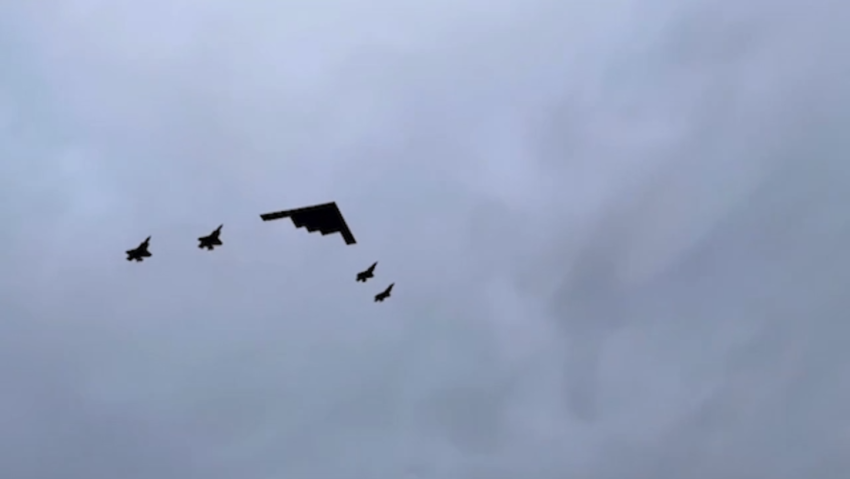Cazas F-35 y un bombardero estratégico sobrevuelan Anchorage durante el saludo entre Putin y Trump