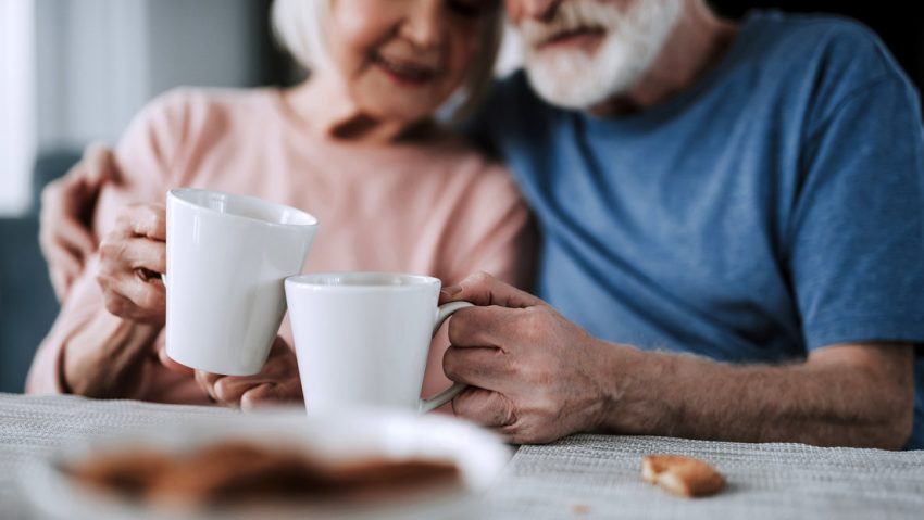 Cómo el hábito de tomar café nos puede ayudar en la vejez