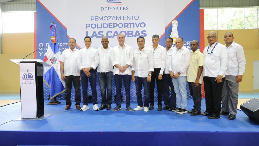 El Presidente Abinader abre el renovado Polideportivo de Las Caobas.