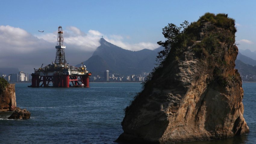 La multinacional británica British Petroleum (BP), una de las mayores compañías energéticas del mundo, anunció el hallazgo de una importante reserva de petróleo y gas en el mar, frente a las costas de Brasil, a más de 400 kilómetros de Río de Janeiro. Este descubrimiento es considerado el más destacado que ha hecho la empresa en los últimos 25 años y coloca a Brasil en el radar de las grandes petroleras. En un comunicado, BP explicó que el hallazgo se produjo en aguas profundas del océano Atlántico, en la cuenca de Santos, una zona rica en recursos naturales frente a las costas de Brasil. La operación se realizó en el bloque Bumerangue, ubicado a 404 kilómetros de Río de Janeiro, donde BP perforó el pozo exploratorio 1-BP-13-SPS. El logo de BP en una estación de servicio en Washington. Charles Dharapak / AP El pozo comenzó a 2.372 metros de profundidad bajo el nivel del mar y alcanzó los 5.855 metros, lo que permitió identificar una reserva de gran tamaño y buena calidad. Los primeros análisis indican que el yacimiento contiene una columna de hidrocarburos de unos 500 metros de espesor, con potencial para convertirse en una fuente clave de energía. La compañía dijo que seguirá haciendo estudios en laboratorios para entender mejor cuánta energía puede extraerse y cómo hacerlo de forma eficiente. "Un año excepcional" "Este es otro éxito en lo que ha sido un año excepcional para nuestro equipo de exploración, lo que subraya nuestro compromiso con el crecimiento de nuestro sector 'upstream'. Brasil es un país importante para BP, y nuestra ambición es explorar el potencial de establecer un importante centro de producción en el país", declaró Gordon Birrell, vice presidente ejecutivo de Producción y Operaciones de BP.