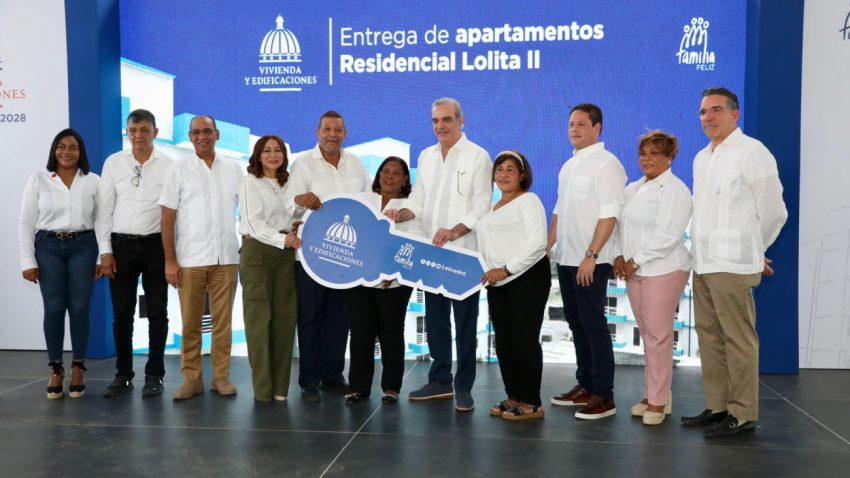 El presidente Abinader lidera la apertura del Residencial Lolita II en Hato Nuevo, donde se entregan 140 viviendas que favorecen a 560 individuos.