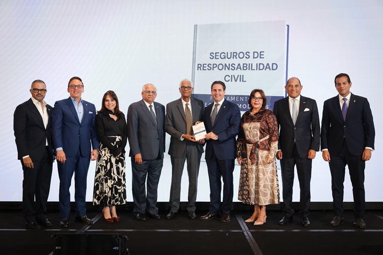 Seguros Universal impulsa la educación jurídica con un libro