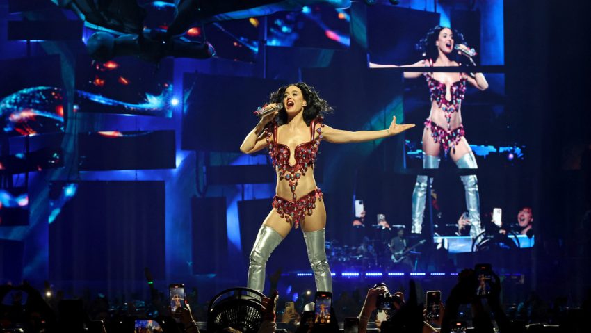 Katy Perry sufre una aparente descarga eléctrica en pleno concierto
