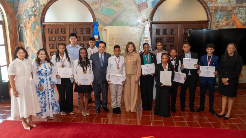 La vicepresidenta Raquel Peña da la bienvenida a los estudiantes dominicanos que viven en España y que han sido reconocidos con el Premio al Mérito Escolar 2025.