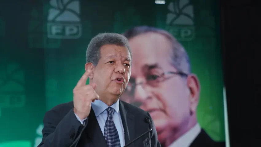 Leonel Fernández hará uso de su derecho de sufragio en la Escuela República de Colombia.