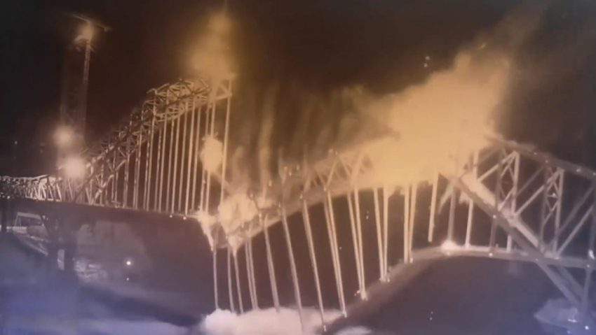 Momento en el que un puente ferroviario se derrumba y cae a un río en China