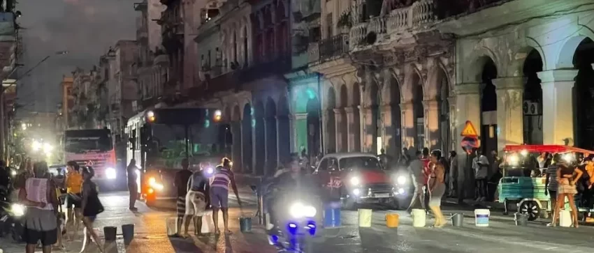 Protestas y barricadas en La Habana: cubanos cortaron las calles con baldes por la escasez de agua