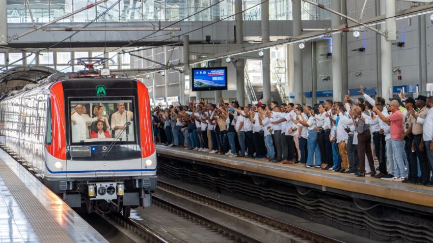 Presidente Abinader da inicio a la expansión y al acceso peatonal del Metro de Santo Domingo.