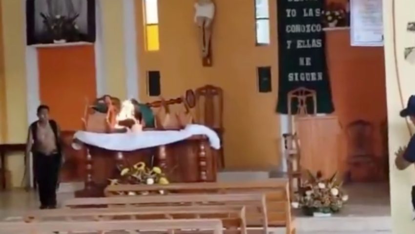 "El diablo me lo ordenó": un hombre prende fuego al altar de una iglesia en México