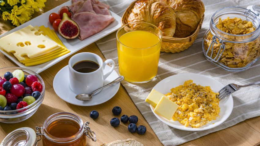Qué comer y a qué hora: la fórmula de un desayuno bufet perfecto