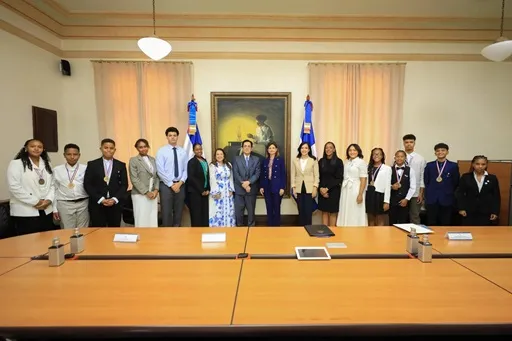 Raquel Peña recibe estudiantes meritorios residentes en España