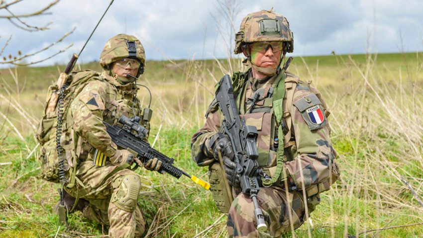 El suministro de inteligencia satelital y apoyo aéreo son dos aspectos en los que los aliados europeos están buscando la participación de EE.UU. Uno de los funcionarios consultados señaló que no esperan mucho más de ello y todos "intentan avanzar lo más rápido posible en materia de garantías de seguridad para que Trump no cambie de opinión" sobre las presiones a Moscú para conseguir un acuerdo negociado. El presidente francés, Emmanuel Macron, afirmó en una entrevista en marzo pasado que los países europeos que deseen enviar sus fuerzas armadas a Ucrania no necesitan la aprobación de Rusia para hacerlo. El mandatario también dijo que el plan franco-británico contempla desplegar miles de efectivos por nación en puntos clave de Ucrania. Mientras tanto, Moscú señaló en repetidas ocasiones que no aceptará el despliegue de contingentes occidentales "bajo ninguna condición". "Si la expansión de la OTAN es reconocida, al menos por Donald Trump como una de las causas fundamentales, entonces la presencia en suelo ucraniano de las tropas de los países de la OTAN, bajo cualquier bandera y en cualquier capacidad, es la misma amenaza", explicó anteriormente el canciller ruso, Serguéi Lavrov, en una entrevista. Hace unos días, Lavrov explicó los motivos que hay detrás de la llamada 'coalición de los voluntarios', relacionada con el régimen de Kiev. El jefe de la diplomacia rusa ve muchas señales de que la actividad del grupo está dirigida precisamente a socavar el progreso para solucionar la crisis, que comenzó a vislumbrarse después de la cumbre ruso-estadounidense en Alaska. Rusia apoya que se ofrezcan garantías de seguridad fiables para Ucrania, aseguró el canciller. Entre los principios de la propuesta citó la renuncia de Kiev a ingresar en la OTAN o cualquier otra alianza militar, así como la confirmación de su estatus neutral y no nuclear. Asimismo, el presidente ruso, Vladímir Putin, dijo durante la rueda de prensa conjunta con Trump el 15 de agosto, que está de acuerdo con su homólogo estadounidense en que la seguridad de Ucrania debe garantizarse e insiste en que deben eliminarse las causas fundamentales del conflicto.