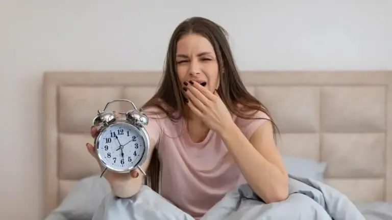 La razón por la que te despiertas cansado aunque duermas 8 horas