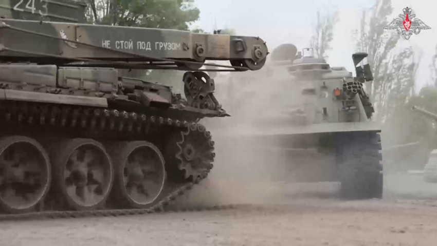 Militares rusos grabaron un vehículo blindado M113, de producción estadounidense, trofeo con banderas de Rusia y EE.UU., utilizado por las fuerzas rusas en combates contra las tropas ucranianas. En la grabación, presentada a RT, se puede ver el vehículo recorriendo el campo de batalla en dirección a Zaporozhie. Los tanquistas rusos del 70.º regimiento motorizado de la 42.ª división de la Guardia contaron que el blindado, al servicio de las Fuerzas Armadas de Ucrania, fue capturado. Los militares rusos repararon el M113 y actualmente lo emplean en misiones de combate.