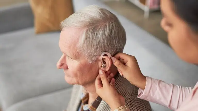 Usar auxiliares auditivos podría reducir la soledad en personas mayores, según un estudio