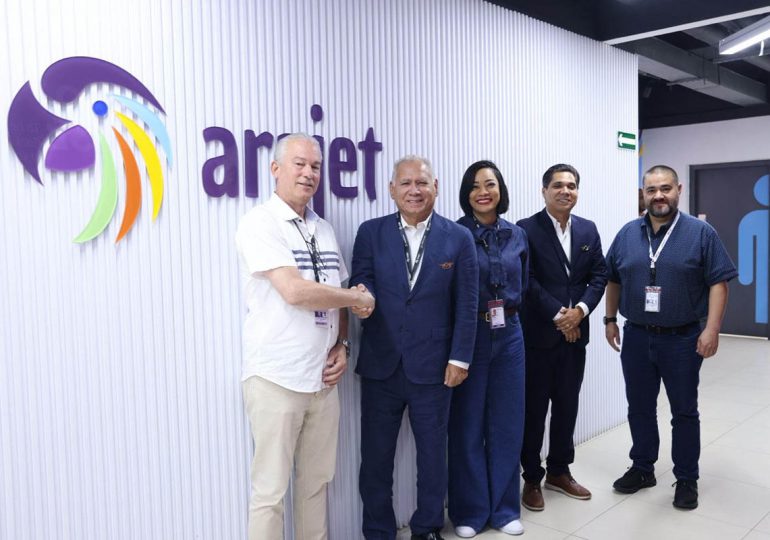 Arajet y Tripulantes VIP firman acuerdo estratégico para fortalecer la formación y empleabilidad del talento aeronáutico dominicano