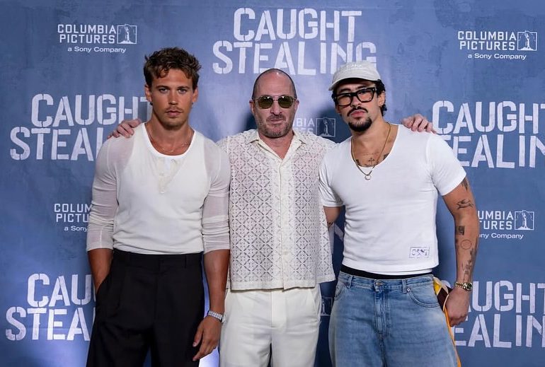 Austin Butler, Bad Bunny y Darren Aronofsky llegan a Puerto Rico para proyección especial de Caught Stealing