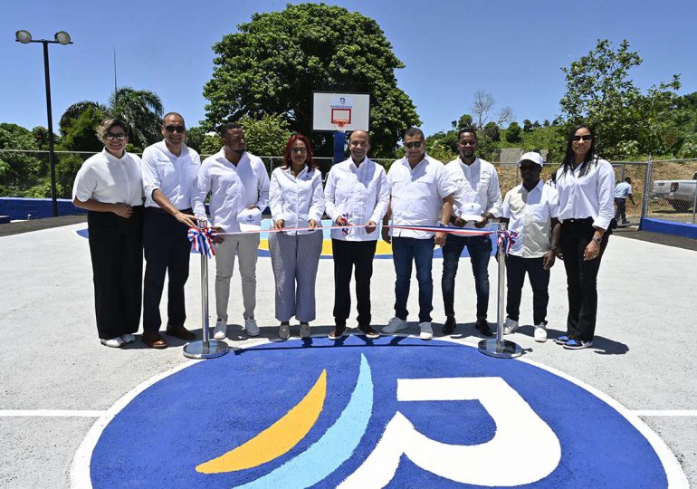 Juega RD Banreservas reconstruye dos canchas en Samaná