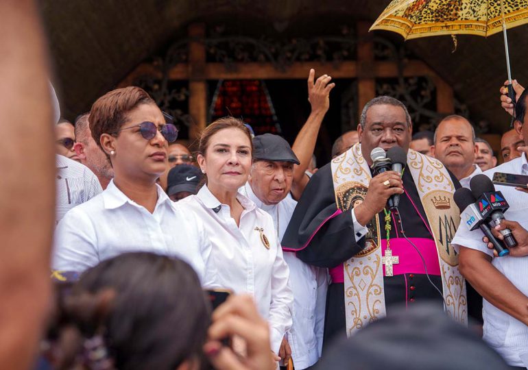 Carolina Mejía respalda impulsar turismo religioso en Higüey