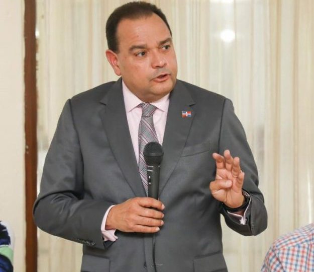 Celso Marranzini anuncia sometimiento judicial contra exfuncionario de Edeeste por cobros irregulares a 42 mil clientes