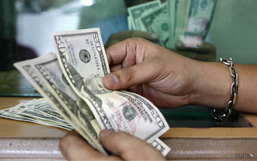 El dólar subió 15 centavos; este martes era vendido a RD$63.08