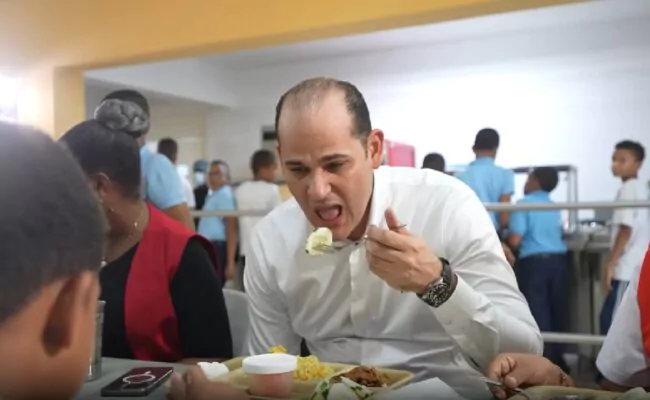 INABIE supervisa alimentación escolar en el Distrito Nacional; constata de primera mano cómo se están distribuyendo las raciones alimenticias