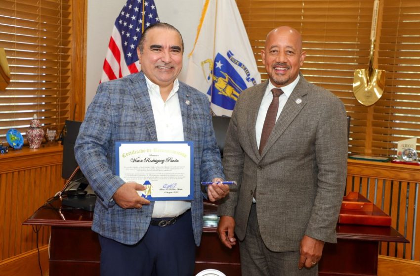 LAWRENCE: Alcalde reconoce labor de Víctor Pavón, de la FP