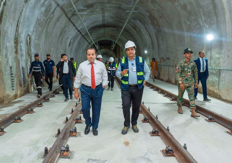 Ministro José Ignacio Paliza supervisa pruebas dinámicas en la Línea 2C del Metro de Santo Domingo