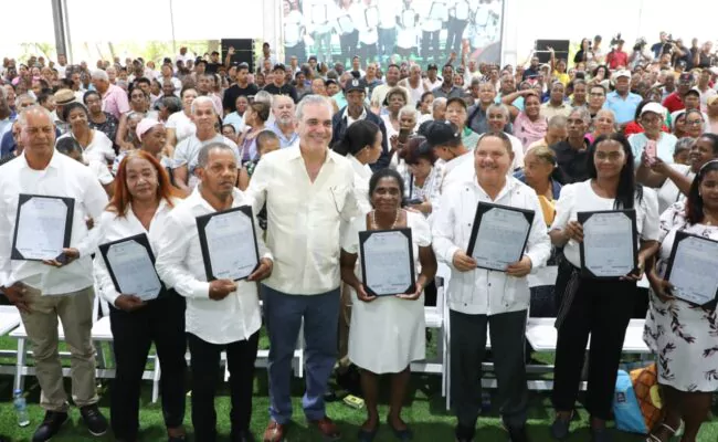 Presidente Abinader entrega 1,910 títulos de propiedad, de un total de 3,314 que beneficiará a más de 10,000 personas en Los Guaricanos