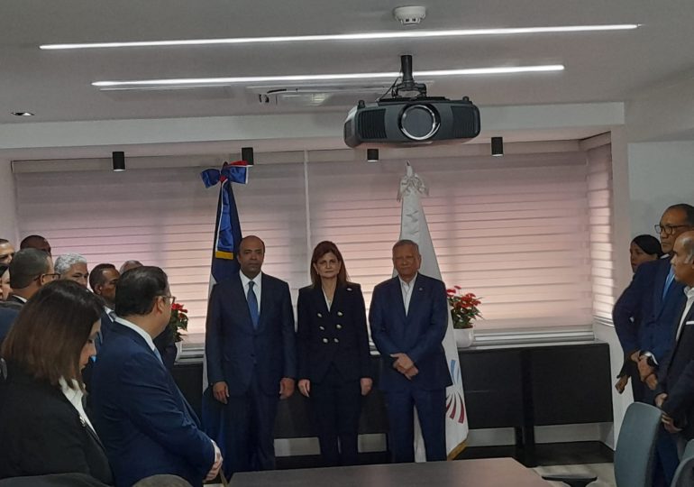 “Agradecer la presencia de cada uno de ustedes y hoy en un acto muy breve en el cual vamos a tomar juramento del nuevo presidente del Consejo de Administración del Banco de Reservas, Leonardo Aguilera, y nos acompañan el saliente presidente Samuel Pereyra, quien les entregará al doctor Aguilera para que el banco siga siendo el orgullo de todos los dominicanos”, expresó la vicepresidenta Peña durante el acto. El presidente de la República, Luis Abinader, emitió el domingo el decreto 461-25, con el que dispone cambios en su gabinete tras el inicio de su nuevo mandato constitucional.