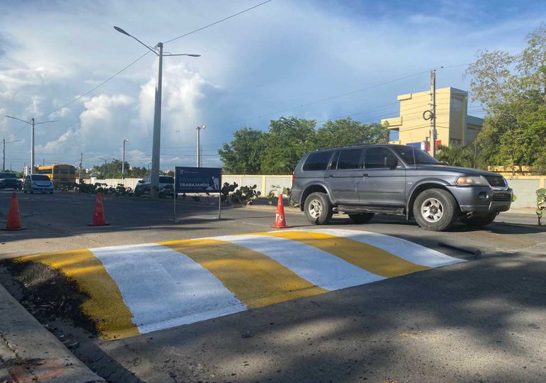 Reductores de velocidad en autopista Freddy Beras Goico abren debate en Santo Domingo Este